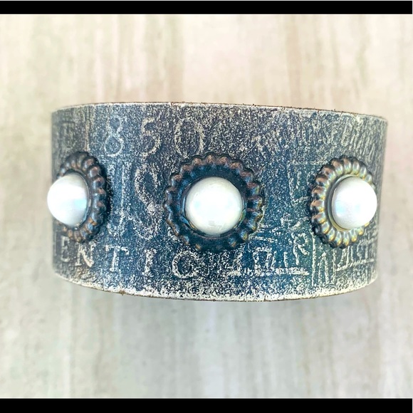 Recycled Levi belt cuff with pearls - Picture 2 of 4